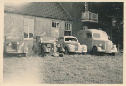 Wagens bij het pand van Poels, bij het station van Vierlingsbeek (foto: Stichting De Oude Schoenendoos, Vierlingsbeek)