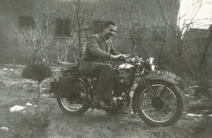 Foto 2: Gerard van Ginneke op de Royal Enfield (bron: Vincent van Ginneke)