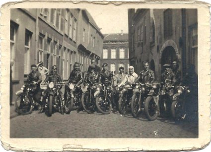 BMC, 1937. Geheel rechts de motor van S. Cohen (bron: collectie Nico van Gool en Thea van Gool-Geertzen)