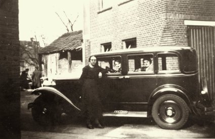 Jo, Ria en Anneke de Weert-van Beurden bij de auto (collectie Richard de Weert)