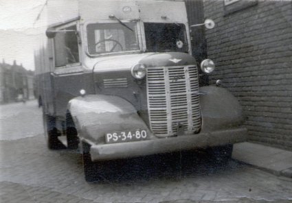De Austin Bellewagen, met landelijk kenteken PS-34-80 (bron: Heusden in Beeld)