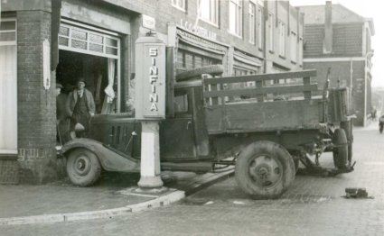 Chevrolet (Bron: Gemeentearchief Wassenaar, collectie gemeente Voorschoten)