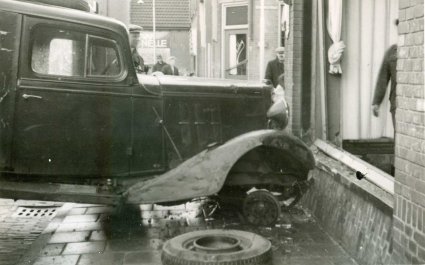 Chevrolet (Bron: Gemeentearchief Wassenaar, collectie gemeente Voorschoten)