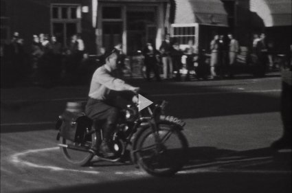 In de eerste helft van de jaren '50 van de vorige eeuw werd een behendigheidswedstrijd gehouden op de Heuvel in Oss. Daarvan werden filmopnamen gemaakt. De foto's zijn beeldjes uit deze film.  Bron: collectie Stadsarchief Oss, film nr. BBC-00093 op 7:04