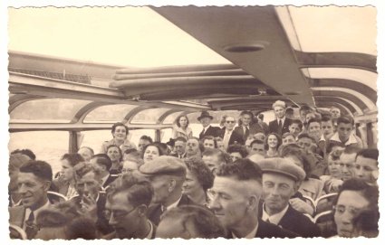 In de bus (bron: collectie Ton Pijnenburg)
