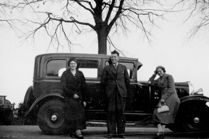 Alfred en Ria de Weert-van Beurden en Jo van Beurden bij de Chevrolet (collectie Richard de Weert)