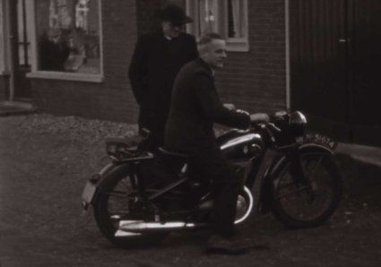 Bron: Familiefilm Manders, BHIC filmnr. Manders-11 [via BrabantinBeelden] op 11:58