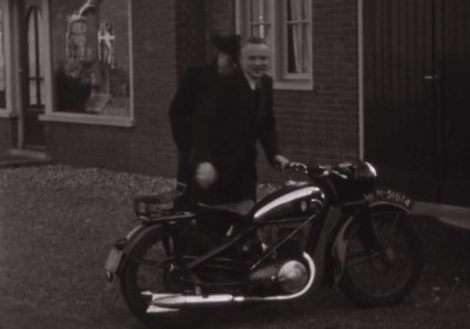 Bron: Familiefilm Manders, BHIC filmnr. Manders-11 [via BrabantinBeelden] op 12:01