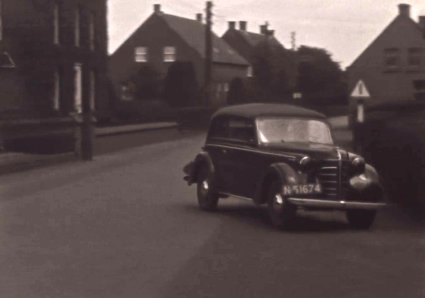 Opel Olympia (Bron: Familiefilm Manders, BHIC filmnr. Manders-11 [via BrabantinBeelden] op 6:57)