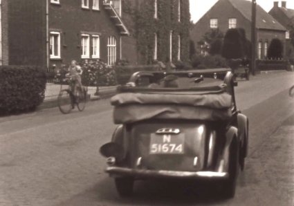 Skoda Popular (Bron: Familiefilm Manders, BHIC filmnr. Manders-15 [via BrabantinBeelden] op 15:05)