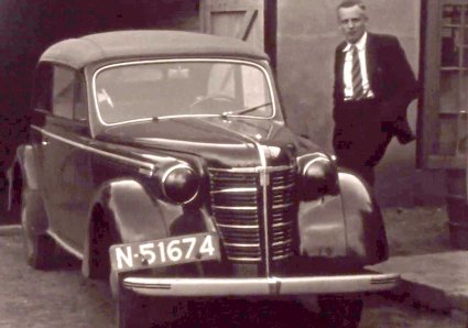 Opel Olympia (Bron: Familiefilm Manders, BHIC filmnr. Manders-15 [via BrabantinBeelden] op 18:30)