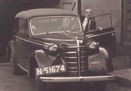 Opel Olympia (Bron: Familiefilm Manders, BHIC filmnr. Manders-15 [via BrabantinBeelden] op 18:37)