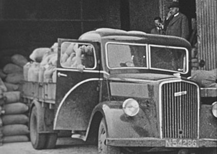 Opel Blitz (Bron: collectie Regionaal Archief Tilburg, filmnummer F0148 via BrabantinBeelden)