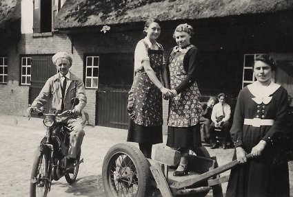 "Anna, Wies en Miet Kerkhof met de handkar" (Bron: Origines Becanae; www.janvanhelvoirt.nl)