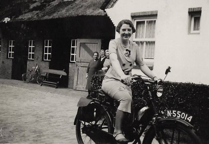 "Bij de stallen van de Houtvesterij" (Bron: Origines Becanae; www.janvanhelvoirt.nl)