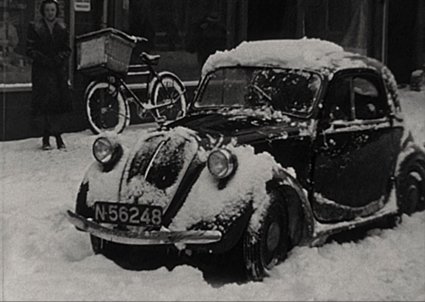 Fiat 500 Topolino (film: N. van Zijverden. Bron: Collectie Leo Uijtendaal, Regionaal Archief Tilburg)