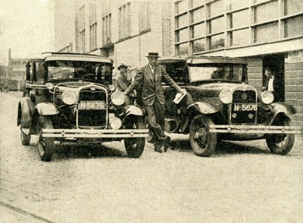 Foto 2: Theo Steenkamp bij de overdracht van zijn Ford na het einde van de wereldreis (foto: collectie Conam)