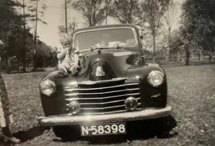 Kenteken N-58398 op een Vauxhall Wyvern of Velox uit ca. 1948 (foto: M. Koot)