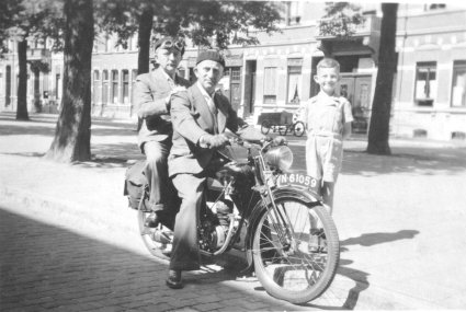Motorfiets met kenteken N-61059 (foto: collectie Frank Pluim)