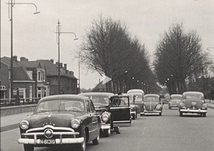 Ford (Bron: film Zoektocht naar een nieuw klooster: vertrek van Breda naar Heesch. Collectie Erfgoedcentrum Nederlands Kloosterleven via BrabantinBeelden, op 03:18)