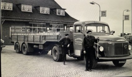 Thijs Krebbekx bij de Volvo (bron: collectie Ad IJzermans)