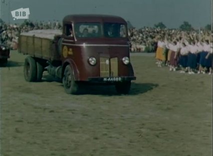 Ford (Beeld: Agfilco Filmotone Breda. © Zuidelijke Land- en Tuinbouworganisatie (ZLTO). Bron: BrabantinBeelden)