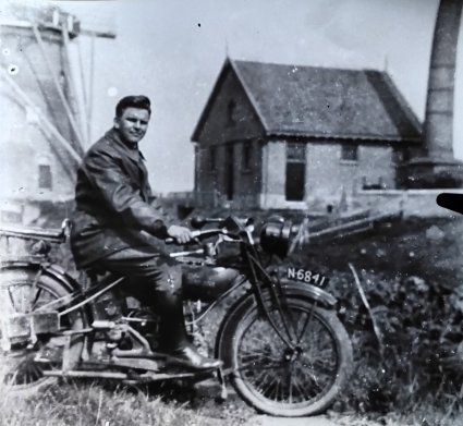Kees van der Vaart op motor met kenteken N-6841 (foto: R. van der Veeke)
