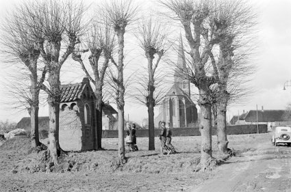 Fiat bij kapelletje Macharen (foto: Daan Scholte. Bron: Beeldcollectie Historisch Informatie Centrum Oss)