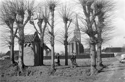 Fiat bij kapelletje Macharen (foto: Daan Scholte. Bron: Beeldcollectie Historisch Informatie Centrum Oss)