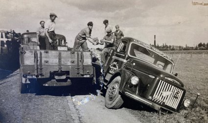 Foto 2: N-77771, Volvo van de weg geraakt (foto: coll. E. van Nistelrooij)
