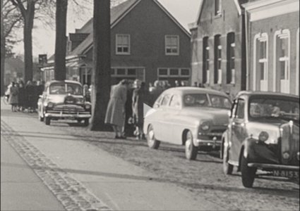 Hillman Minx (Bron: film Zoektocht naar een nieuw klooster: vertrek van Breda naar Heesch. Bron: Erfgoedcentrum Nederlands Kloosterleven via BrabantinBeelden, op 23:35)