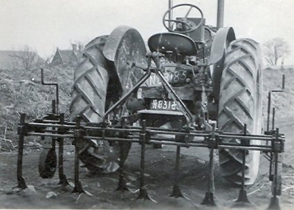 Foto 2: cultivator vermaakt van paard naar tractor (inz. R. van der Veeke)