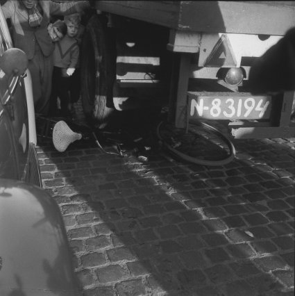 Ongeval in (vermoedelijk) 1956. Scan contactafdruk collectie Hans Chabot, Stadsarchief Breda
