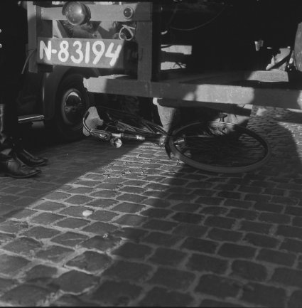 Ongeval in (vermoedelijk) 1956. Scan contactafdruk collectie Hans Chabot, Stadsarchief Breda
