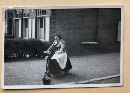 Latere echtgenote Suusje op de scooter in de Dommelhoefstraat, 1949 (foto: Wim v.d. Loo)