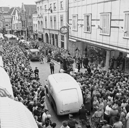 Verkeersopstopping bij feestelijke opening C&A in de Ginnekenstraat, Breda, 17 september 1954 (Foto: collectie Hans Chabot, Stadsarchief Breda).