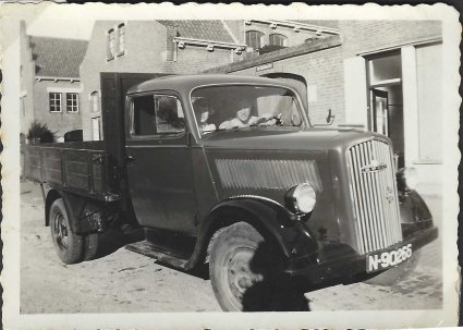 Opel vrachtwagen (Bron: collectie Heemkundekring "Willem van Strijen", Zevenbergen)