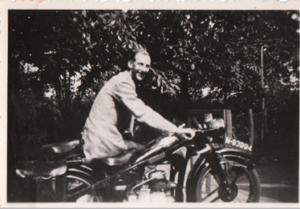 N-93994 op een 1950 Zundapp KS600 motorfiets (foto: particuliere collectie)