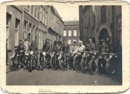 BMC, 1937. Vijfde van links M. Schuurmans (bron: collectie Nico van Gool en Thea van Gool-Geertzen)