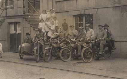 Drie Harley Davidsons en een Indian PowerPlus.