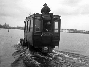 [aanvulling: Ford T ; zie reactie hieronder. Redactie] Autobus Gebr. Arts, Grave (coll. BHIC)