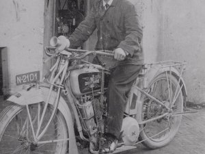 N-2101 Excelsior motorfiets, c. 1918 (Collectie Regionaal Archief Tilburg)