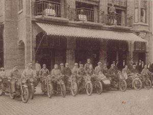 Helemaal links twee Harley Davidsons, 1917 (coll. Regionaal Archief Tilburg)