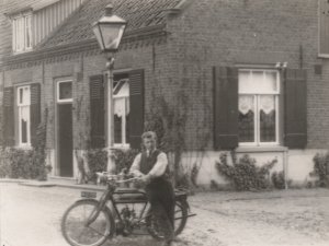 Een Belgische Saroléa motorfiets van c. 225 cc, 2 PK. Erp, c. 1925.