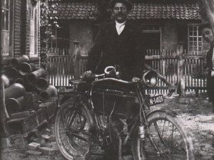 Minerva motorfiets, c. 1925.