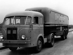 Panhard truck met oplegger, 1950.