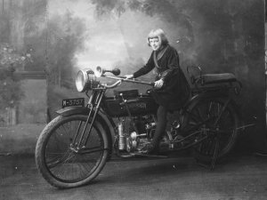 Foto 1: Henderson motorfiets, 1920 (collectie Streekarchief Langstraat Heusden Altena)