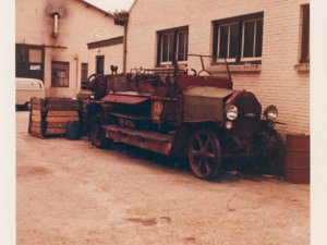 De Daimler brandweerauto zoals hij begin jaren zeventig bij Speek & Muller stond (foto: © Martin van der Zeeuw)
