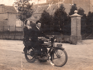 Op de motor van Kartner (Collectie P. Lamers)
