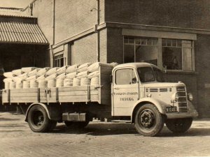 Bedford van de firma Schraven-Eijsbouts, 1947 (Collectie M. Leyten-Schraven)
